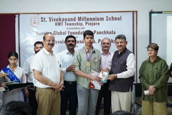 स्कूलों की बोर्ड परीक्षाओं के प्रतिभावान विद्यार्थियों का विवेकानन्द प्रतिभा सम्मान से सम्मानित किया गया