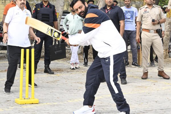 मुख्यमंत्री नायब सिंह सैनी ने काफिला रुकवाकर स्थानीय युवाओं संग खेला क्रिकेट, सहजता और जनसंपर्क का प्रस्तुत किया अनुपम उदाहरण
