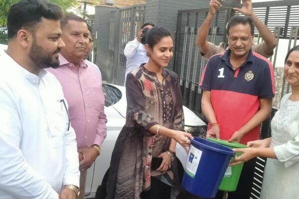 वार्ड नंबर 5 के घरों में हरा और नीला कूड़ादान बांटने का शुभारंभ